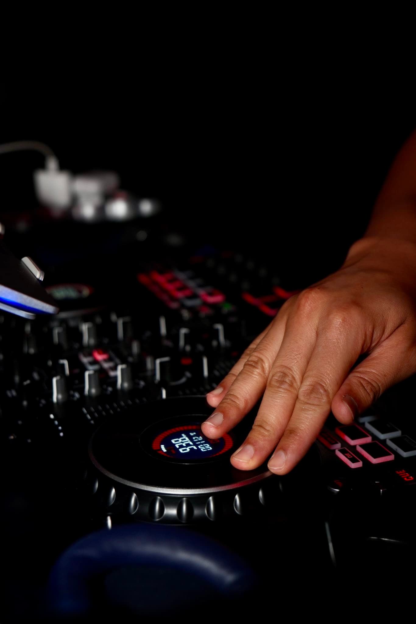 DJ aux platines lors d'une soirée latino à La Perla club