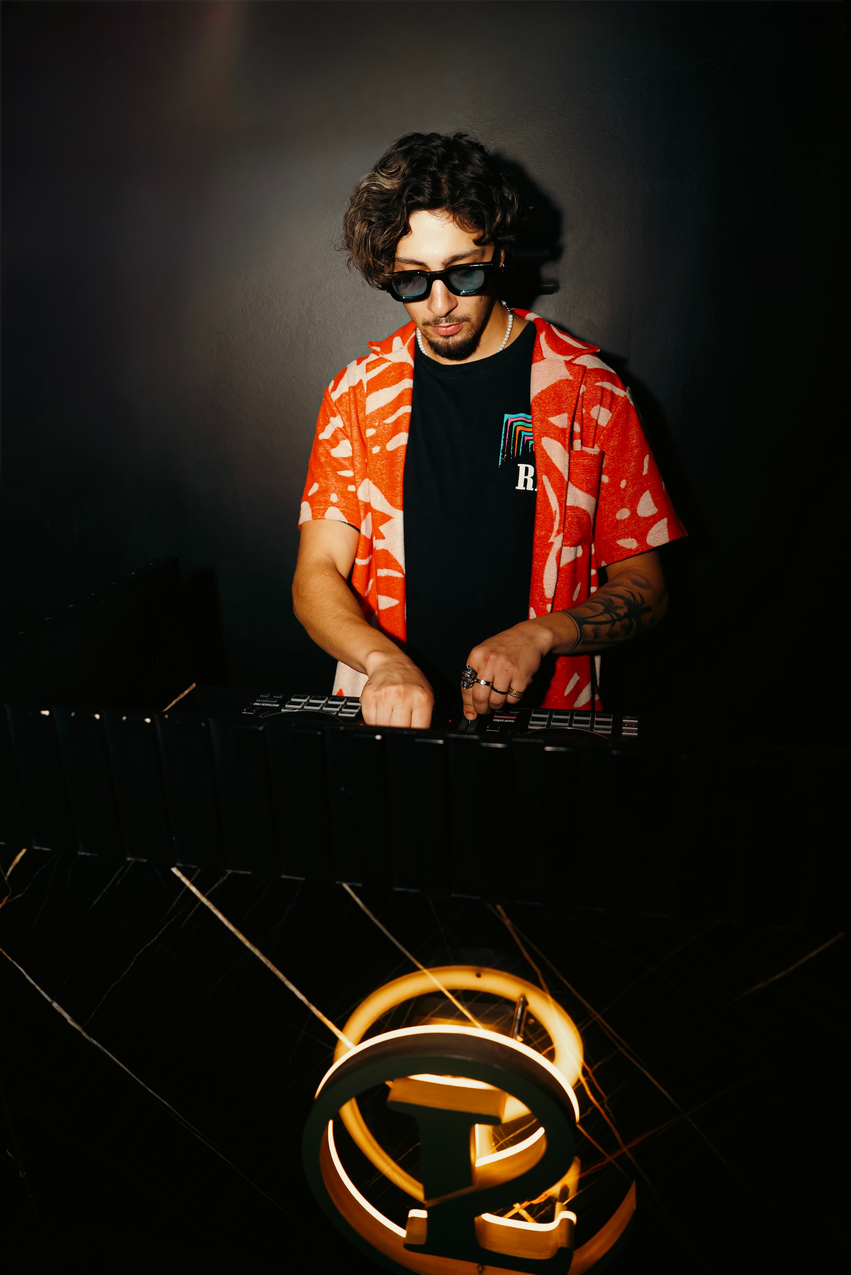DJ en performance au club latino La Perla Paris