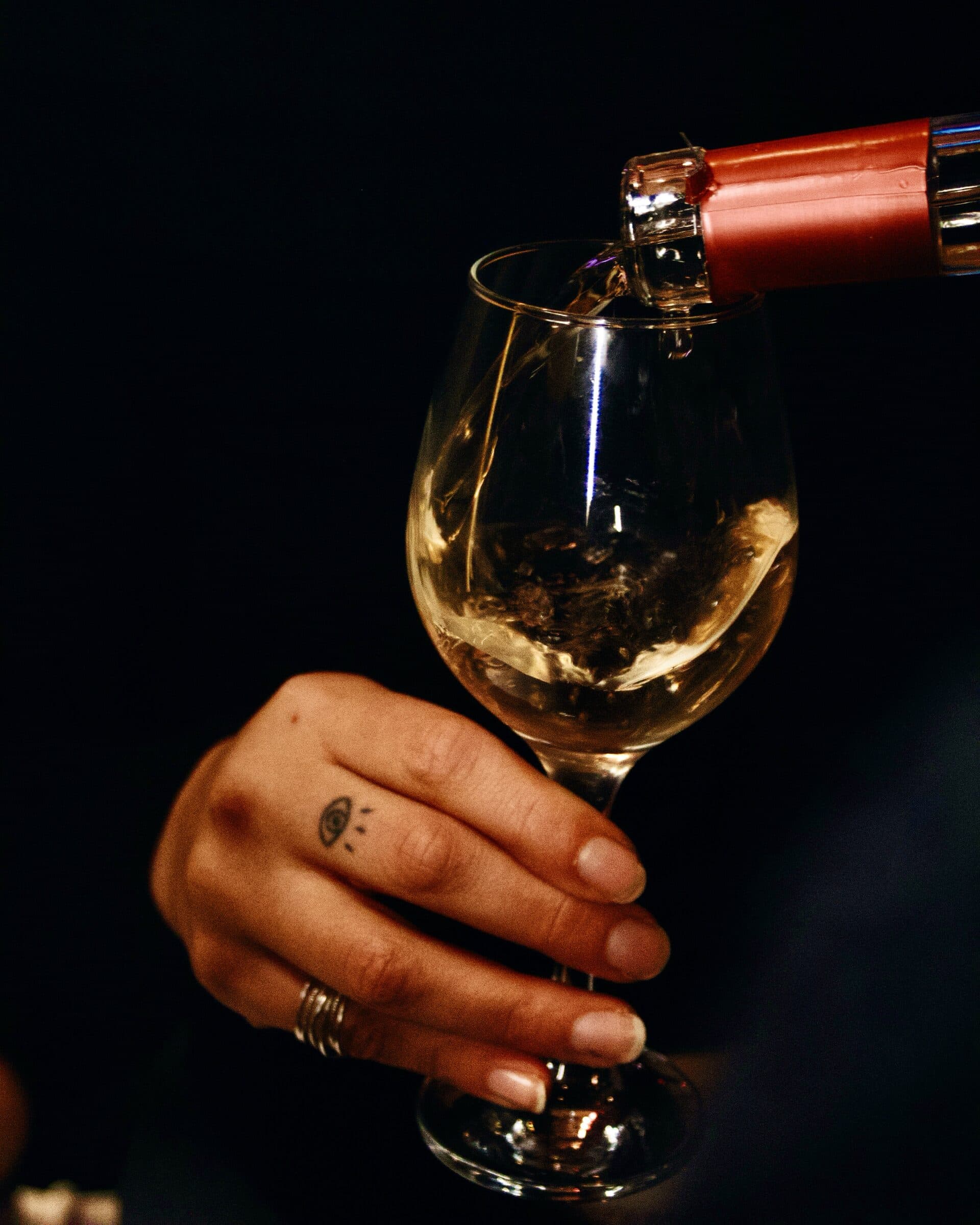 Service champagne au bar à cocktails La Perla Paris 17