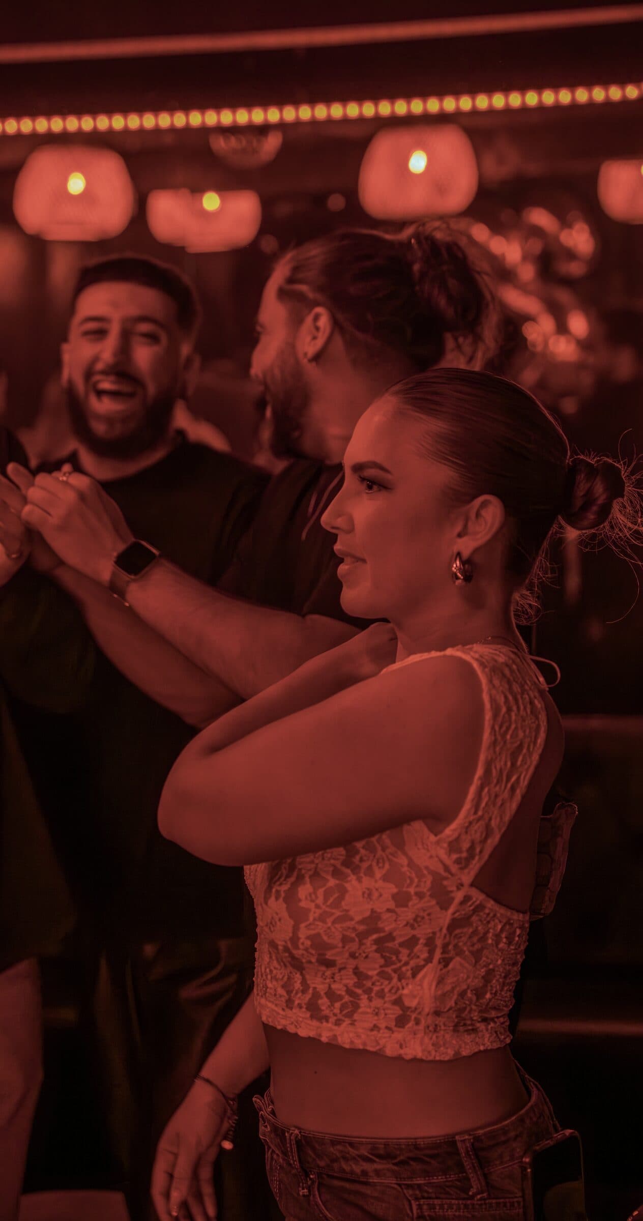 Piste de danse en lumière rouge lors d'une soirée salsa à La Perla