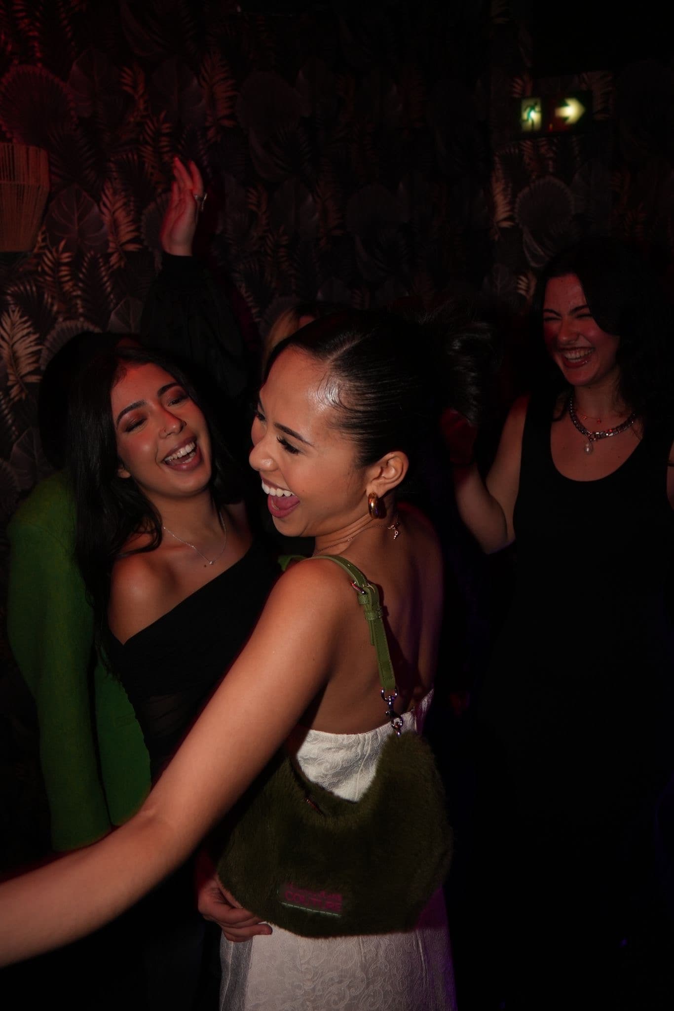 Invités dansant lors d'une soirée latino au club La Perla Paris 17