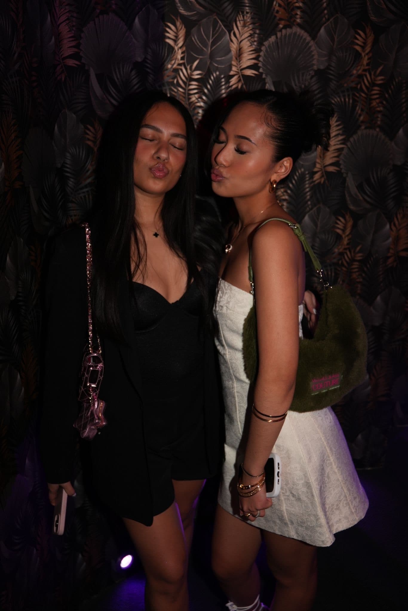 Deux invitées posant lors d'une soirée au club latino La Perla