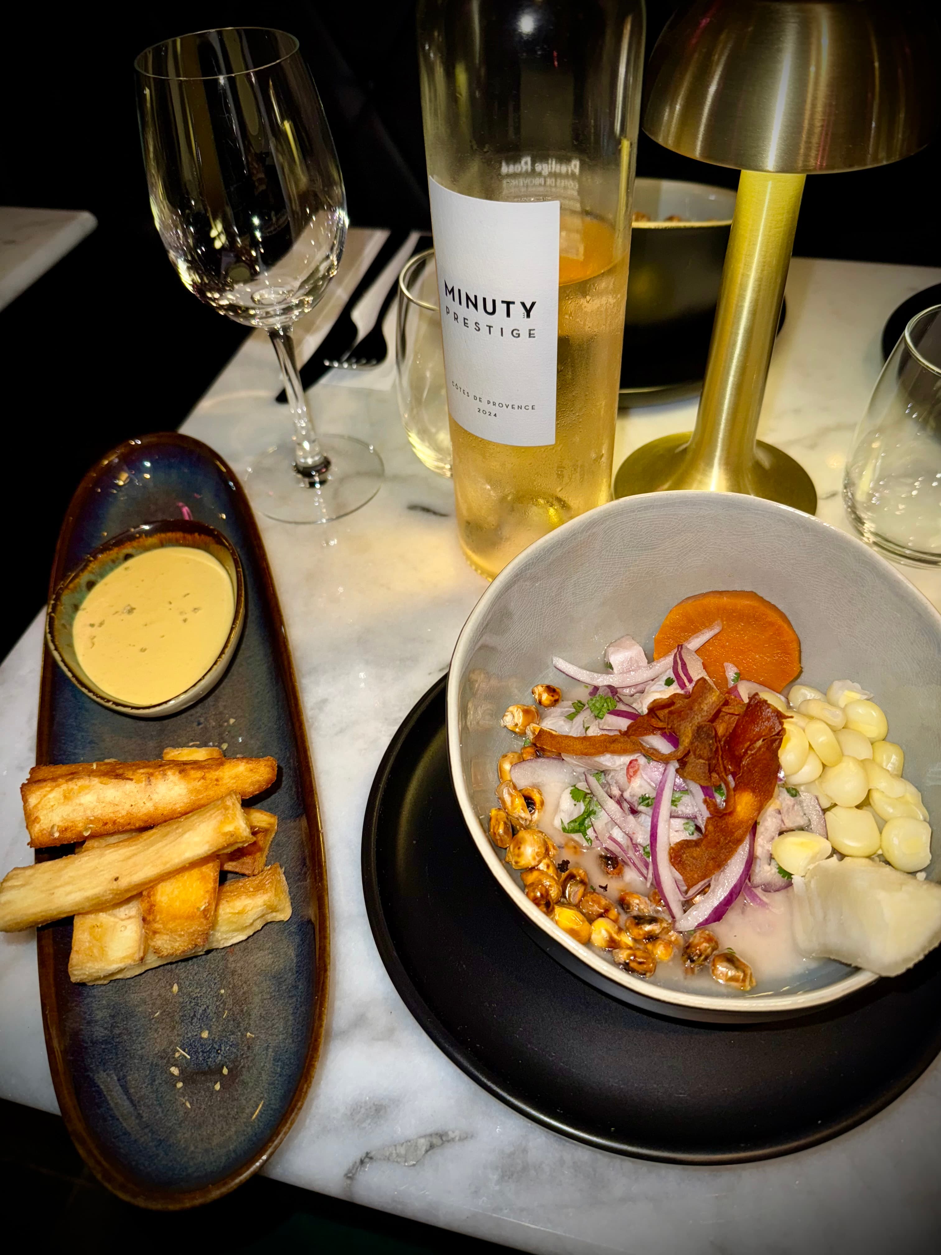 Ceviche péruvien et yuca frites au lounge La Perla