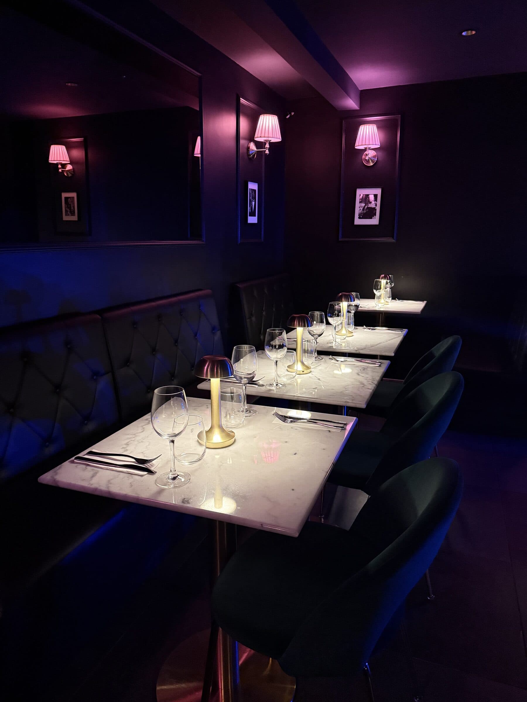 Salle à manger vue du dessus, tables en marbre dressées chez La Perla Paris