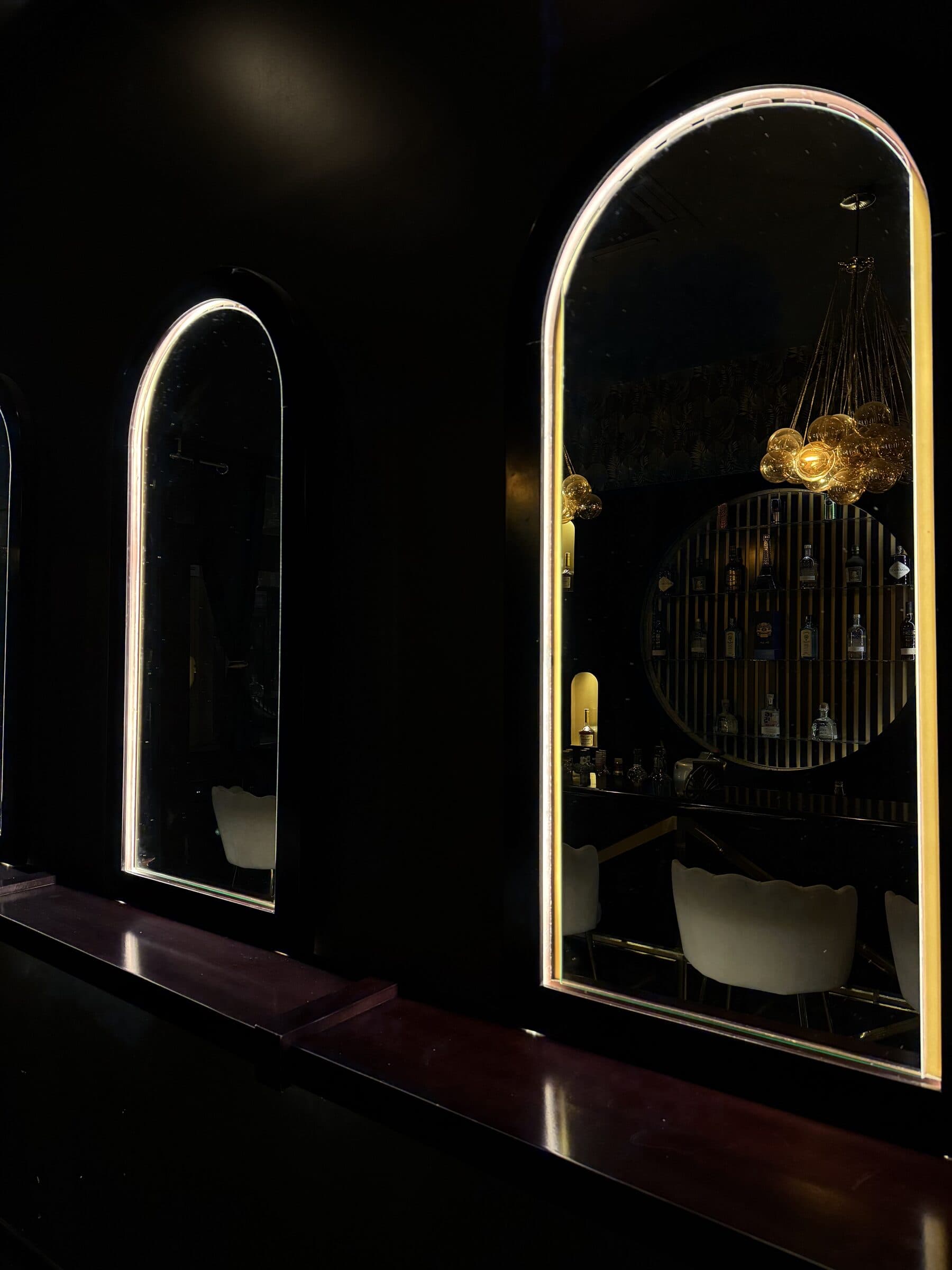 Détail doré et miroir à l'entrée de La Perla, bar Ternes